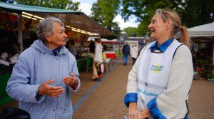 Statenlid en inwoner in gesprek