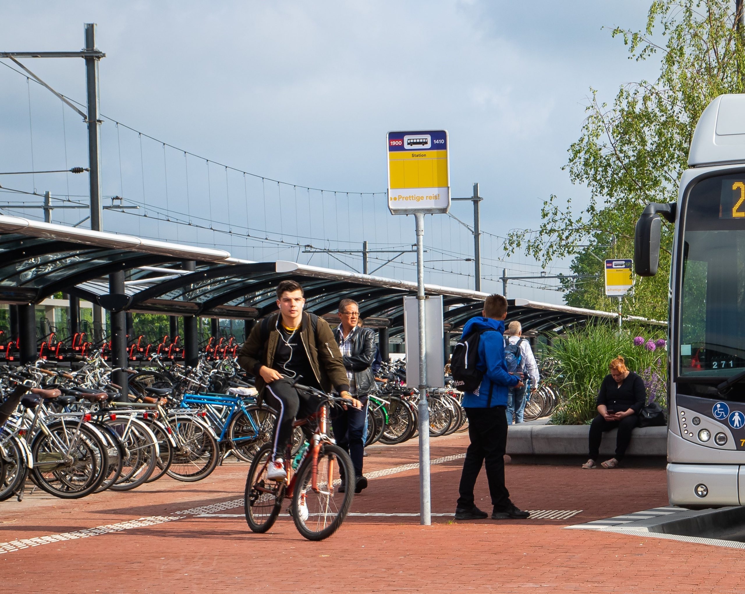Fietser en bushalte in Drenthe